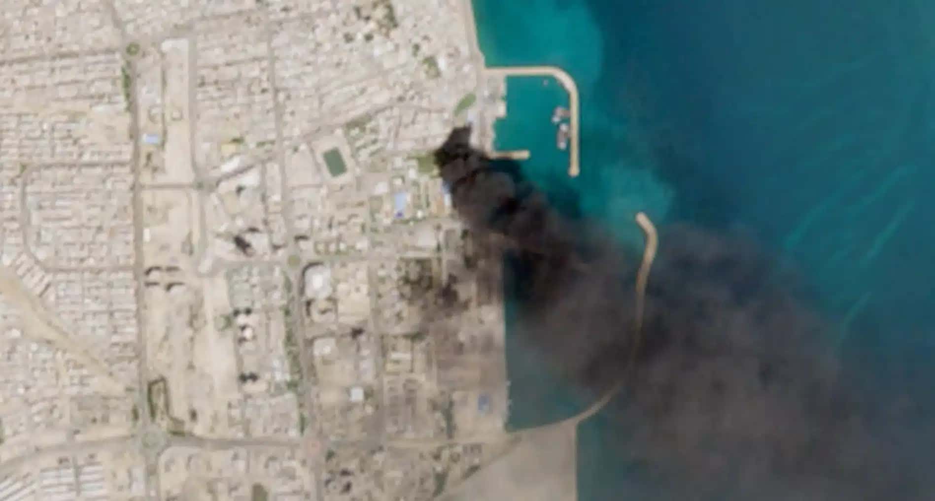 Imagem-de-satelite-mostra-fumaca-saindo-do-porto-de-Qeshm-no-Ira-1