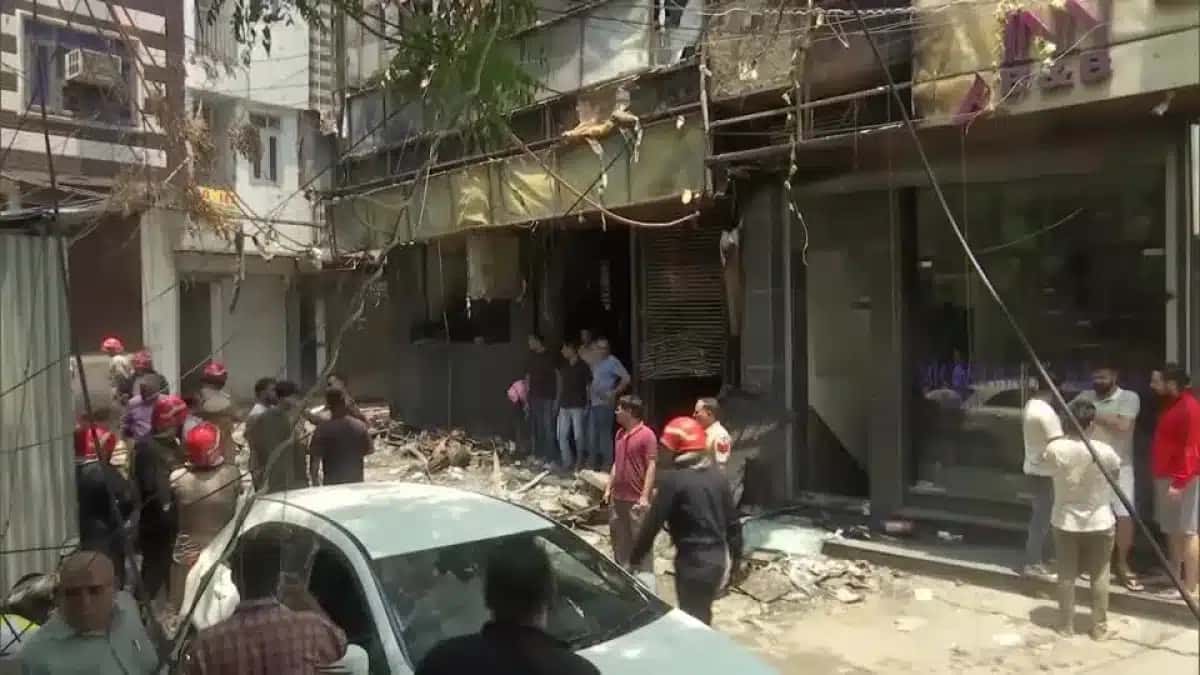 Incendio-em-hotel-em-Nova-Delhi-na-India-deixa-pelo-menos-21-mortos-diz-policia