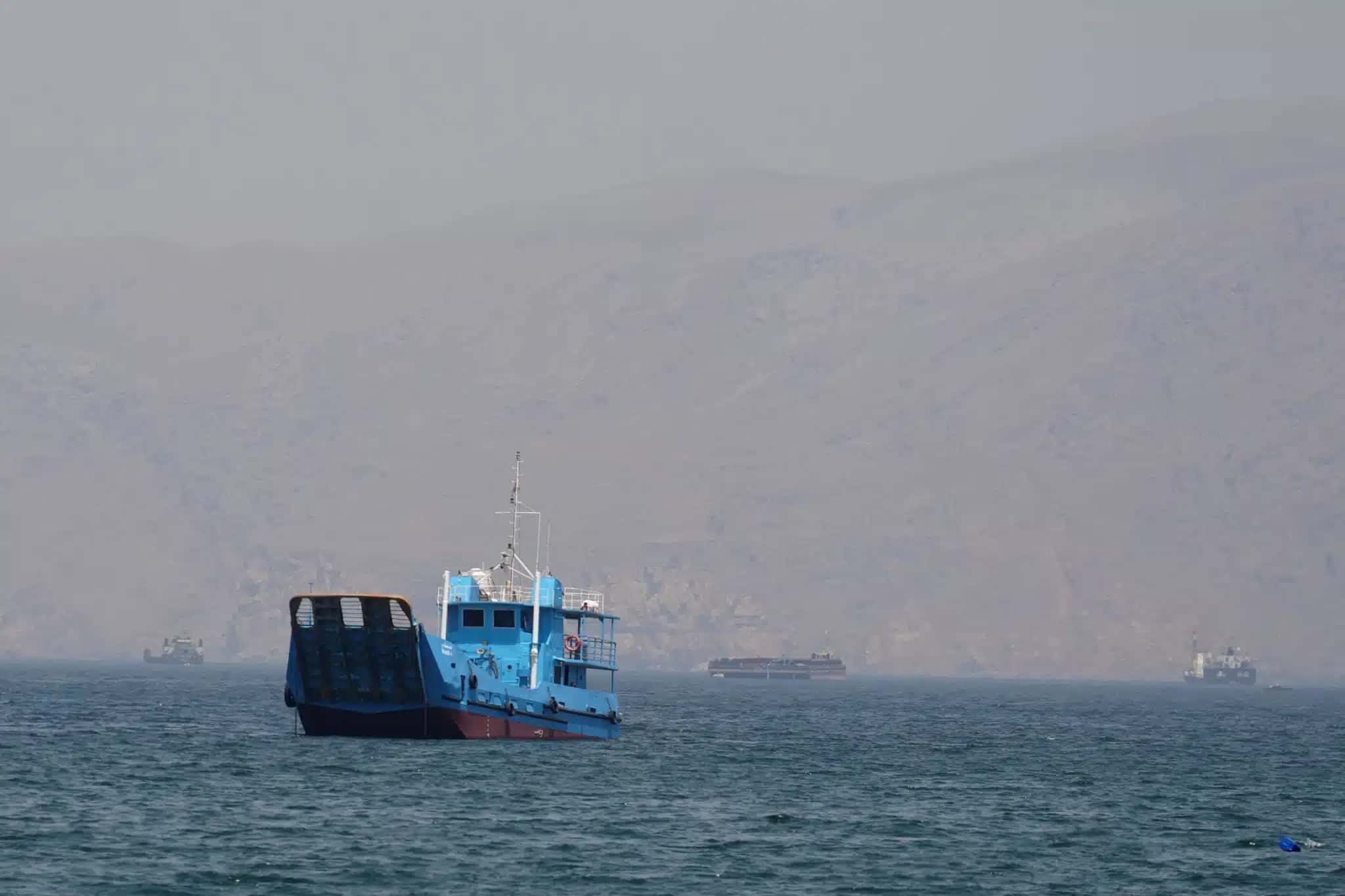 Navios-e-barcos-no-Estreito-de-Ormuz-na-costa-de-Musandam-em-Oma-20-de-abril-de-2026