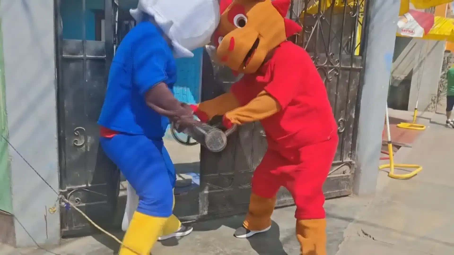 Policiais-se-fantasiam-de-mascotes-da-Copa-durante-operacao-Peru