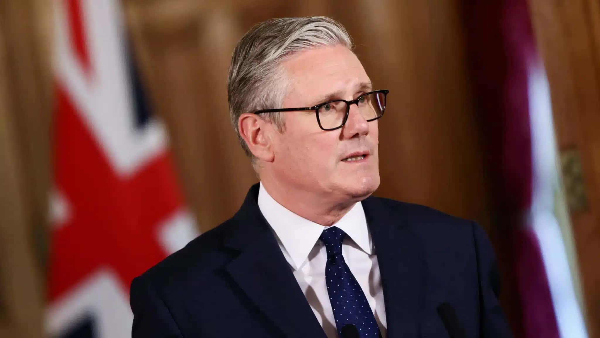 Primeiro-ministro-britanico-Keir-Starmer-faz-declaracao-a-imprensa-em-Londres-e1778620778575