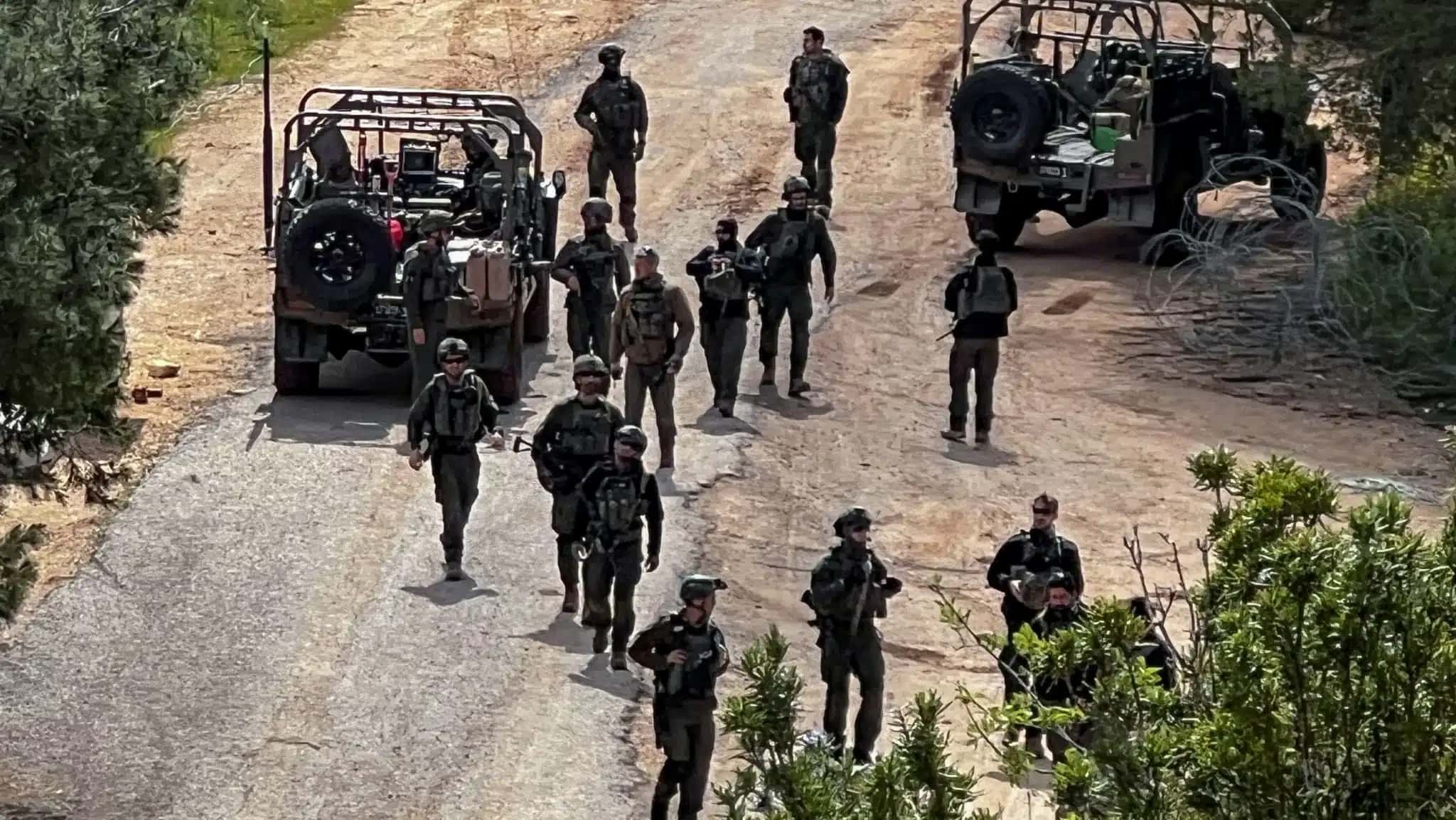Soldados-israelenses-em-veiculos-militares-no-lado-israelense-da-fronteira-entre-Israel-e-Libano-e1775749988377-1