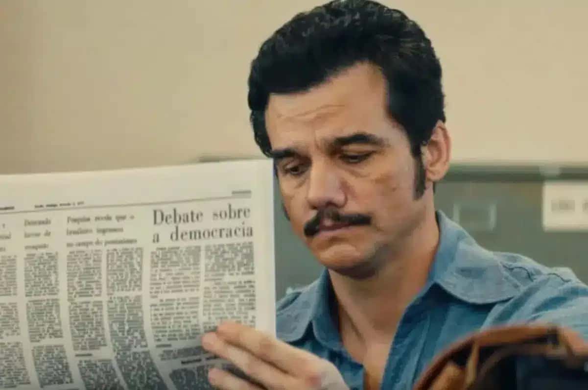 Wagner-Moura-finge-que-le-jornal-em-O-Agente-Secreto