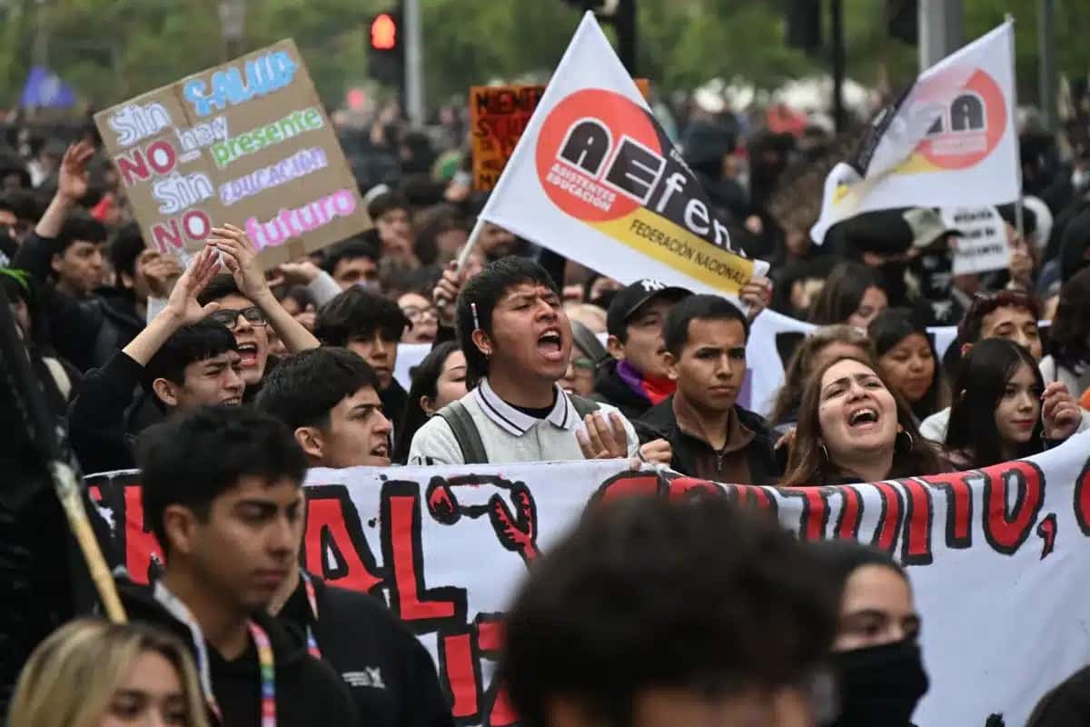 afp20260603b4w93agv1midreschilestudentsmarch-4ddc9615