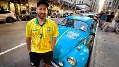 Torcedor gremista adapta Fusca com cama e churrasqueira para acompanhar jogos do Brasil no Mundial