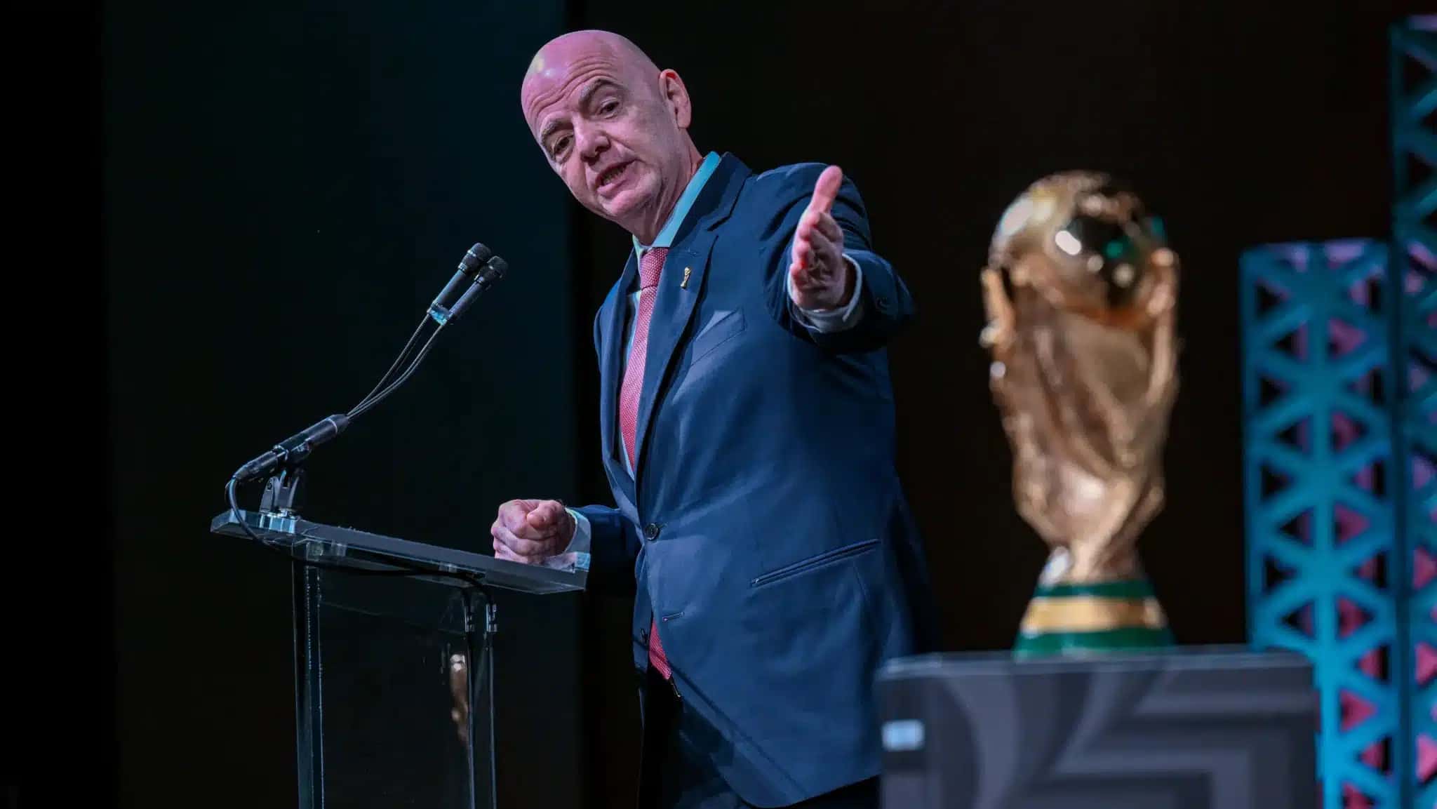 infantino-trofeu-copa-2026-e1778267230250