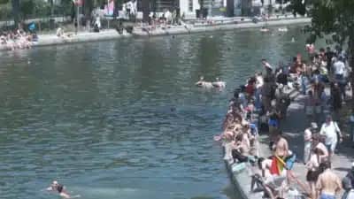 Moradores de Paris buscam alívio no canal Saint Martin diante de alerta vermelho por calor extremo