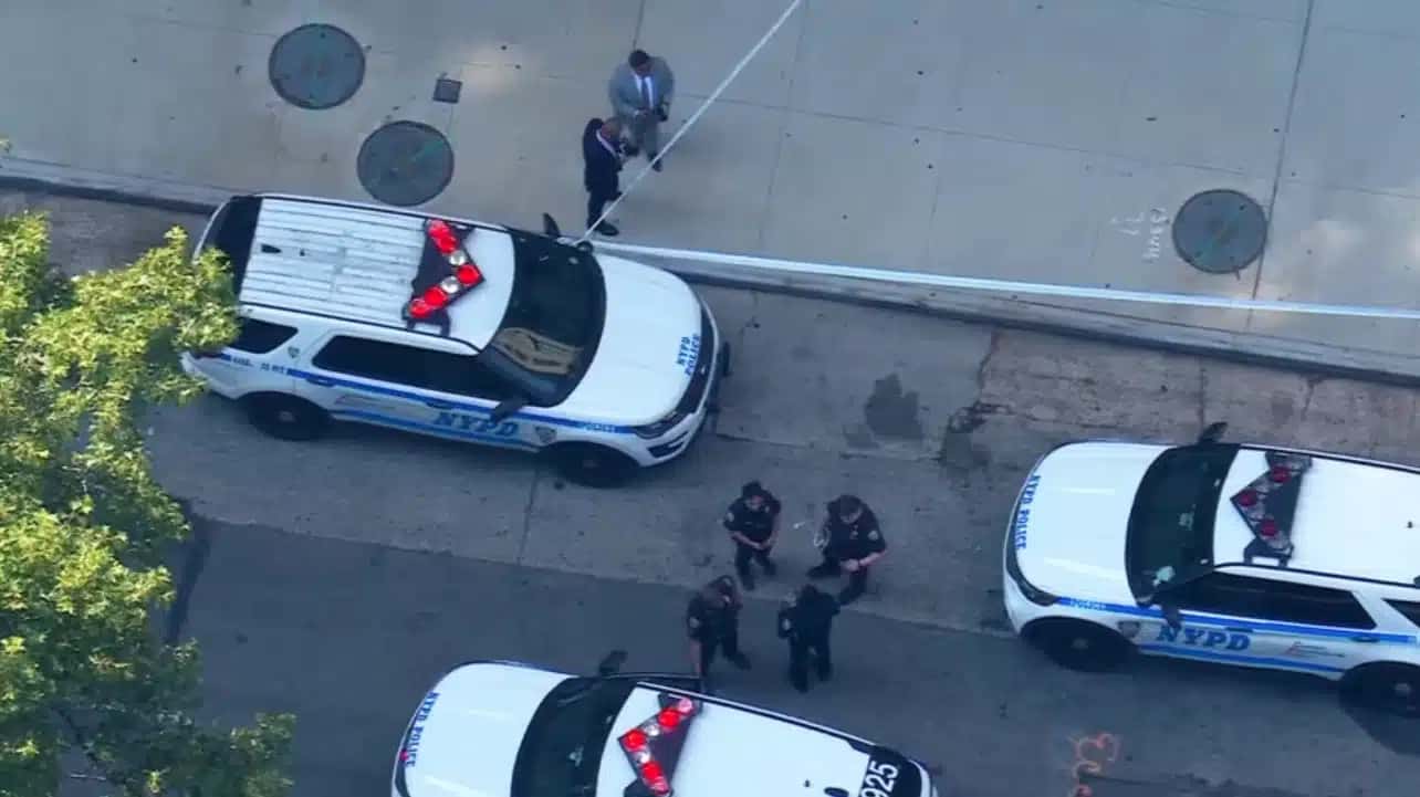 Dois homens foram esfaqueados na tarde desta quinta-feira (23), no Upper West Side de Manhattan, em Nova York, informou a polícia
