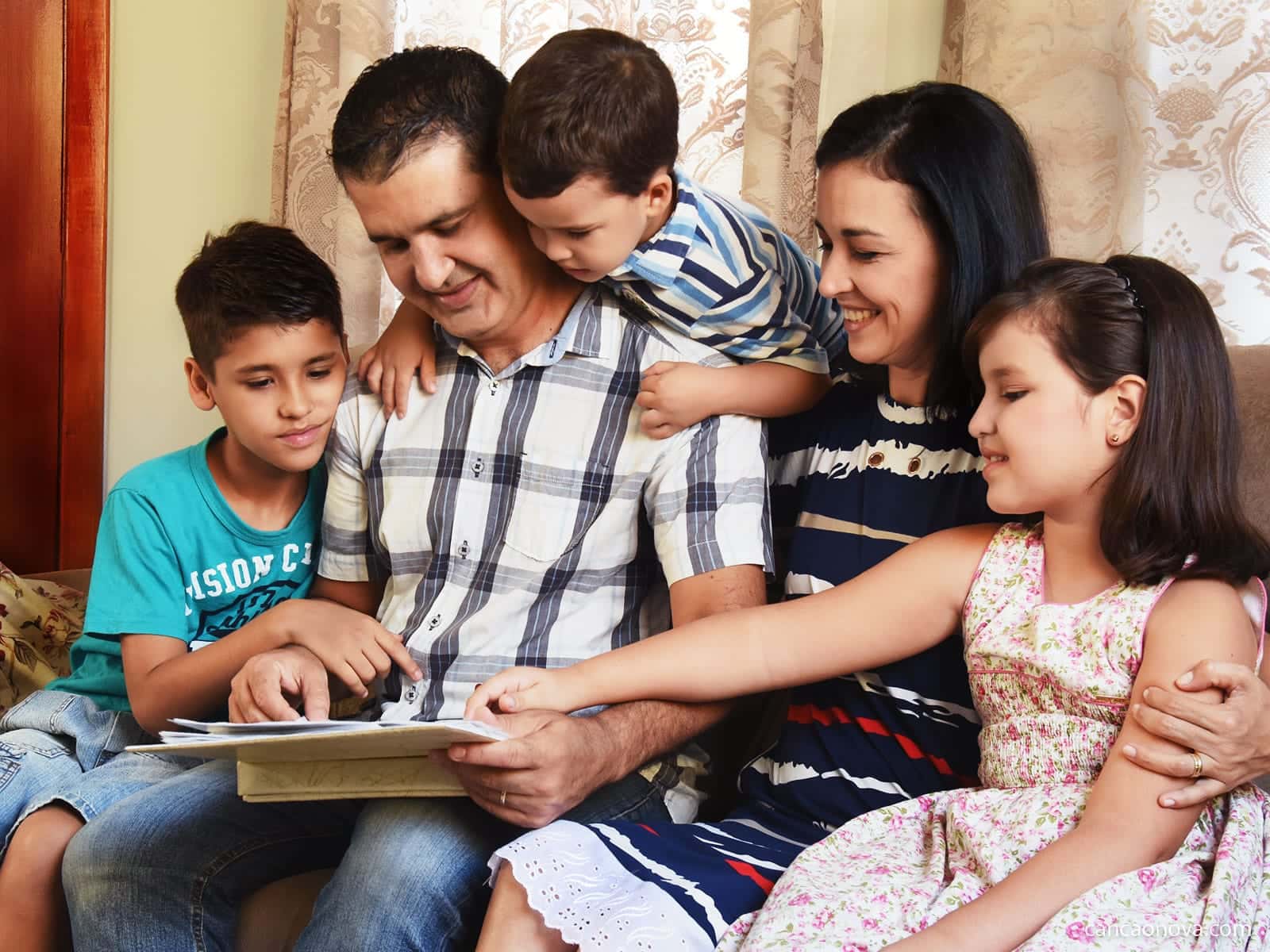 Entenda a mudança do INSS no cálculo do salário-família e o novo valor por filho (Imagem: Andréia Britta/Canção Nova)