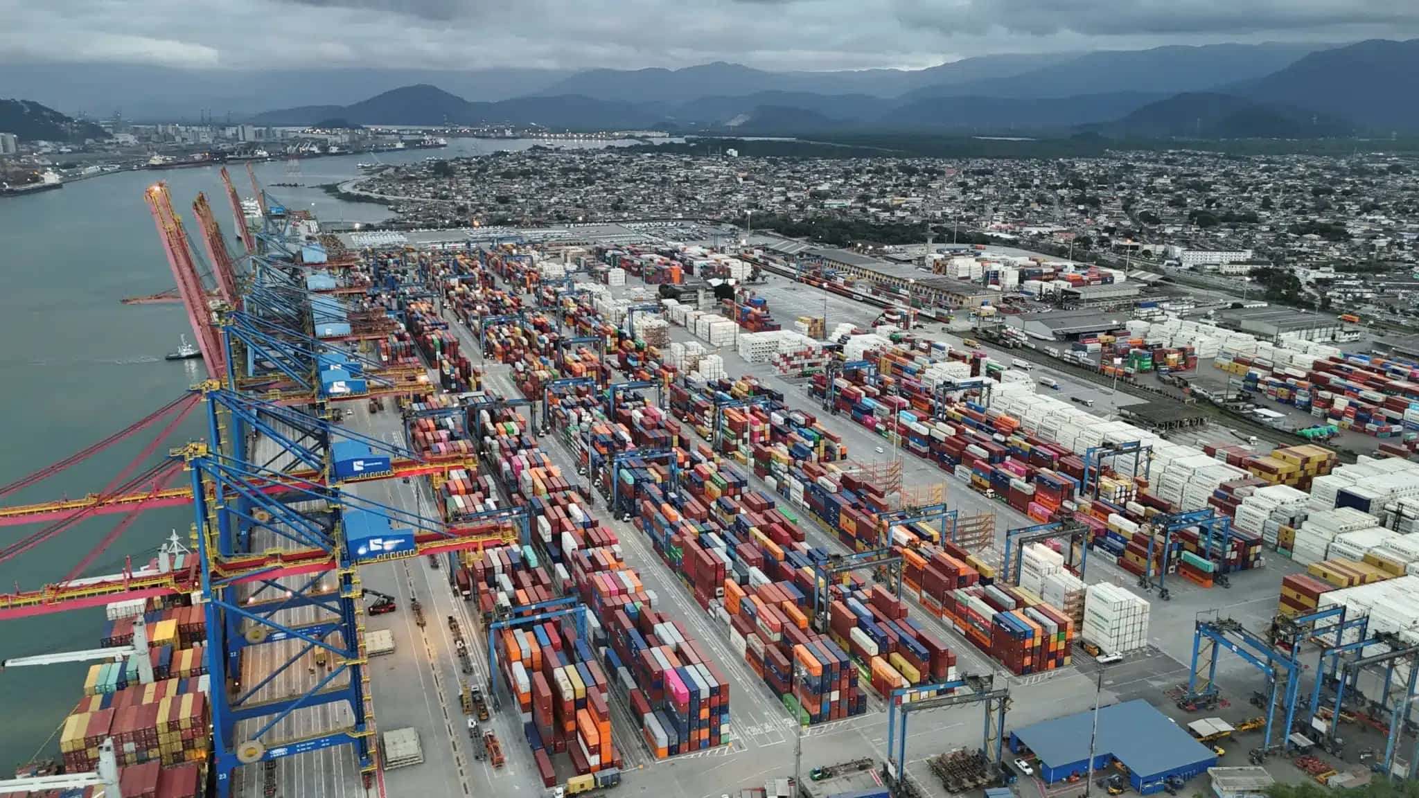 Imagem de drone mostra o Porto de Santos (SP), 31 de julho de 2025