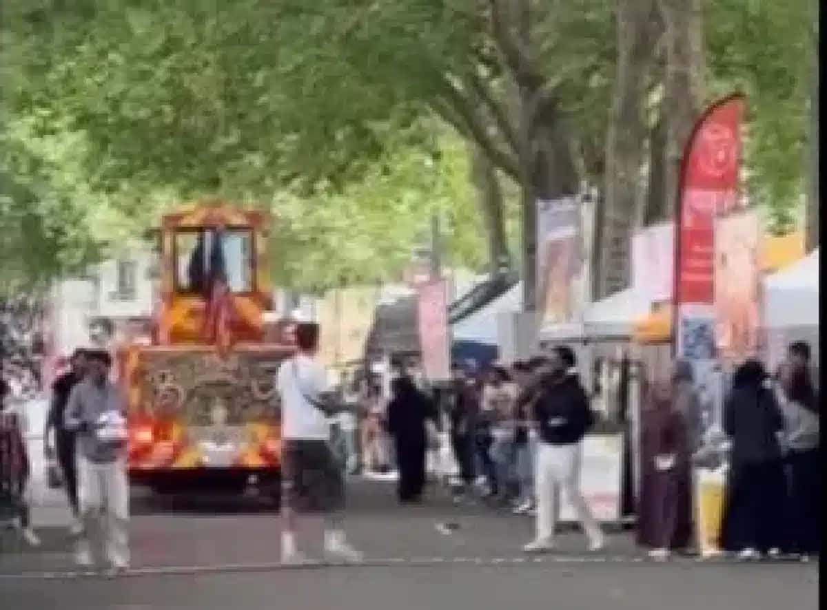 Caminhões de bombeiros e outros veículos de emergência no local de um tiroteio em um festival gastronômico no centro de Seattle