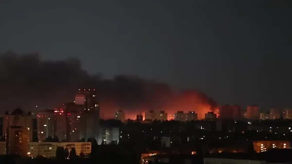 1927WD-UKRAINE-CRISIS_ATTACK_KYIV_SKY_O_