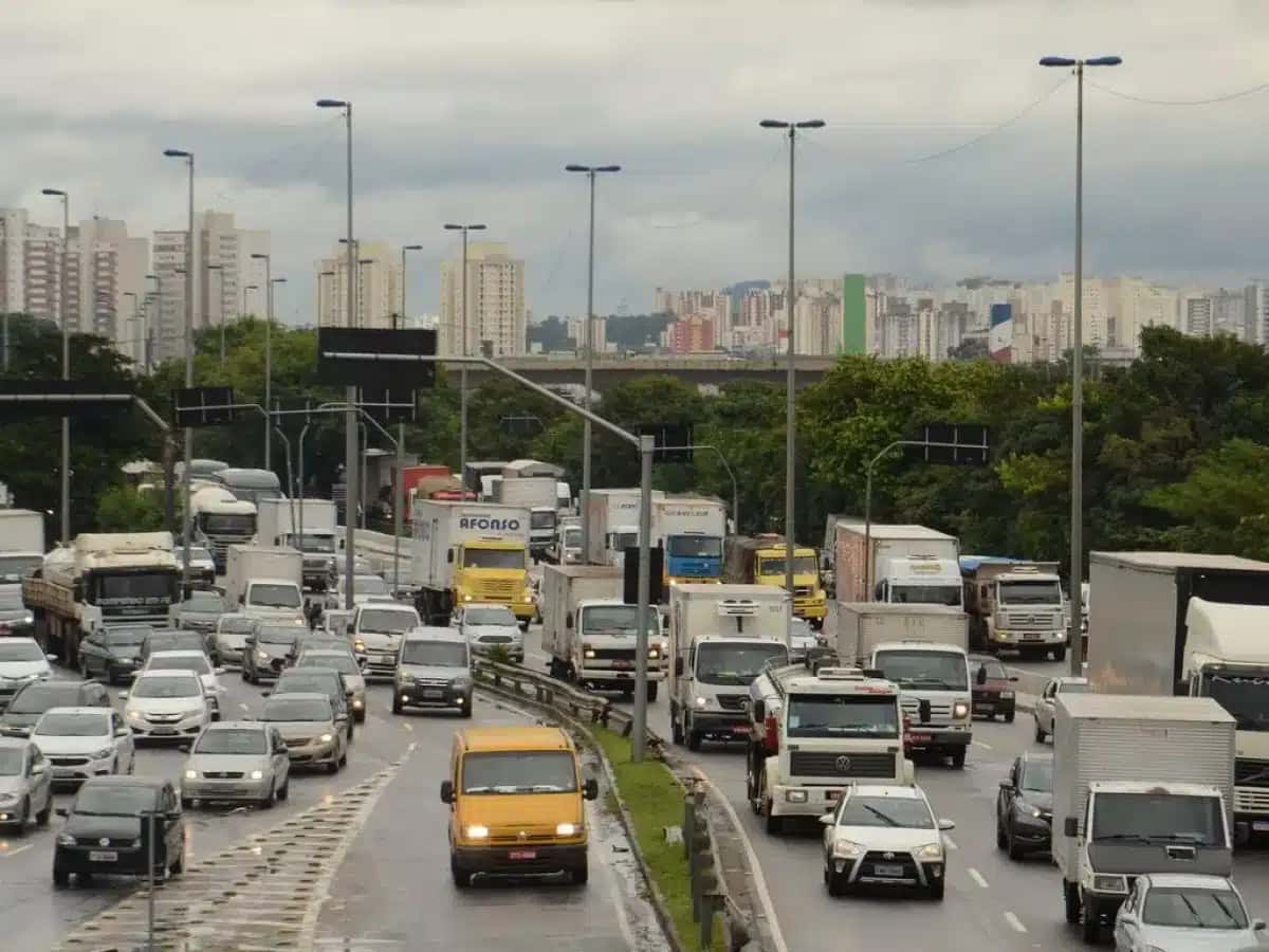 Trânsito de carros na Marginal Tietê. Imagem ilustrativa