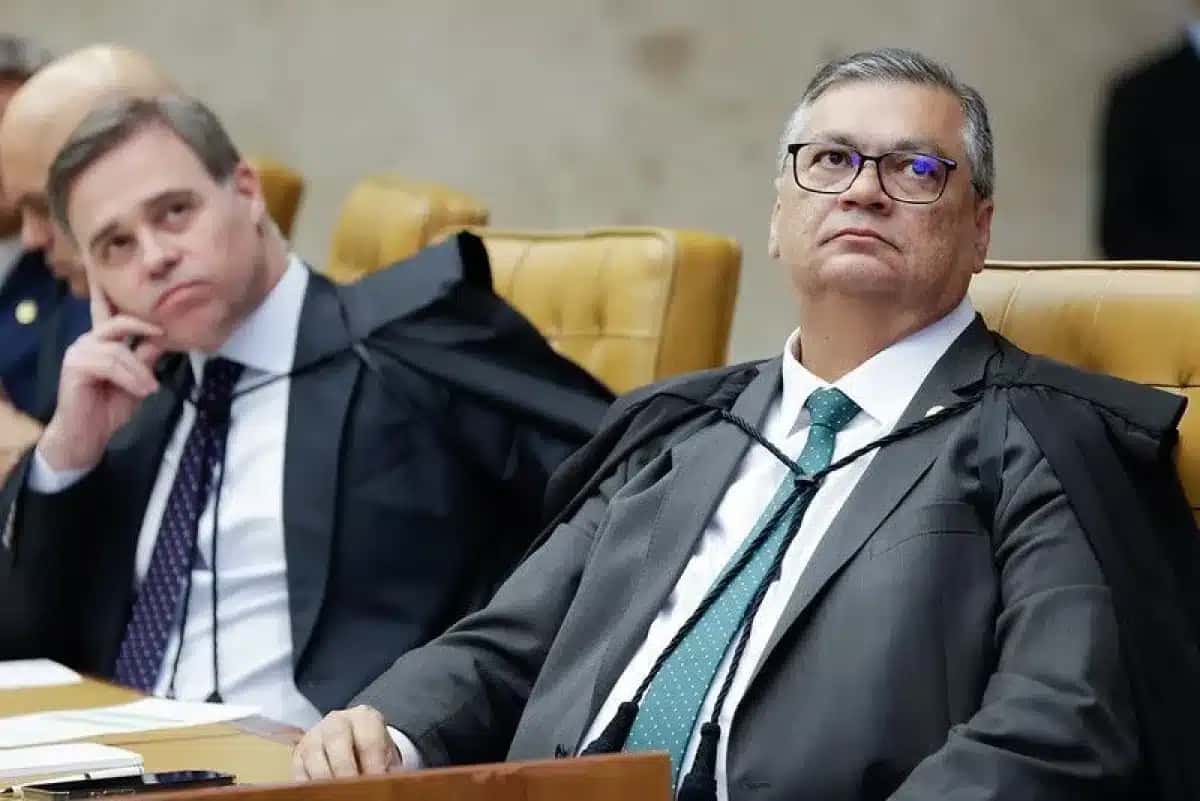 Os ministros André Mendonça e Flávio Dino durante sessão no STF nesta quarta-feira (21)