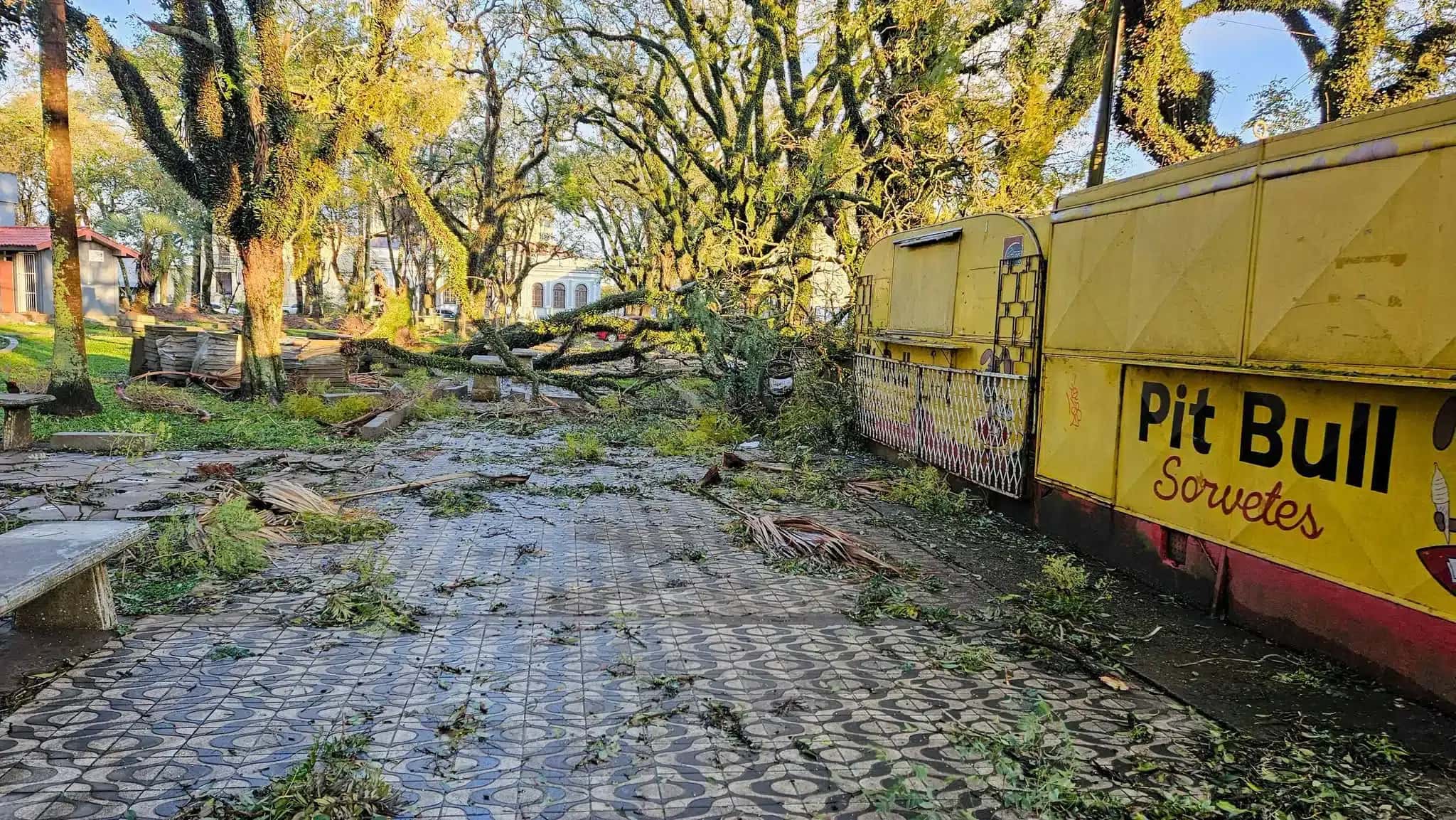 Itaqui registrou o maior acumulado de chuva do período, com 151,6 mm em 12 horas, e teve 44 residências destelhadas pelo temporal