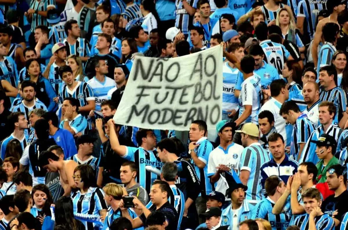 Torcida do Grêmio protesta contra a elitização e a transformação do futebol em produto