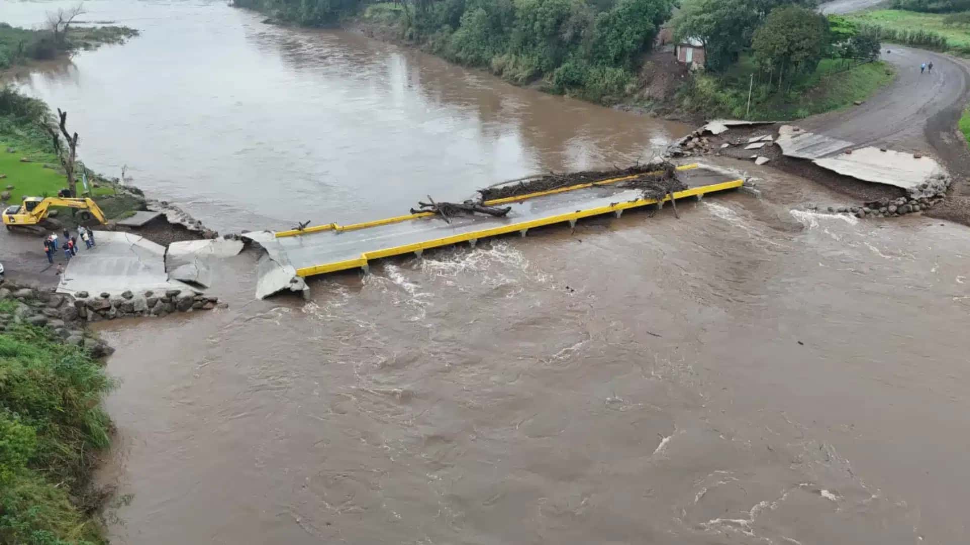 Ponte da Felizcidade ficou destuída após fortes chuvas em Feliz (RS)