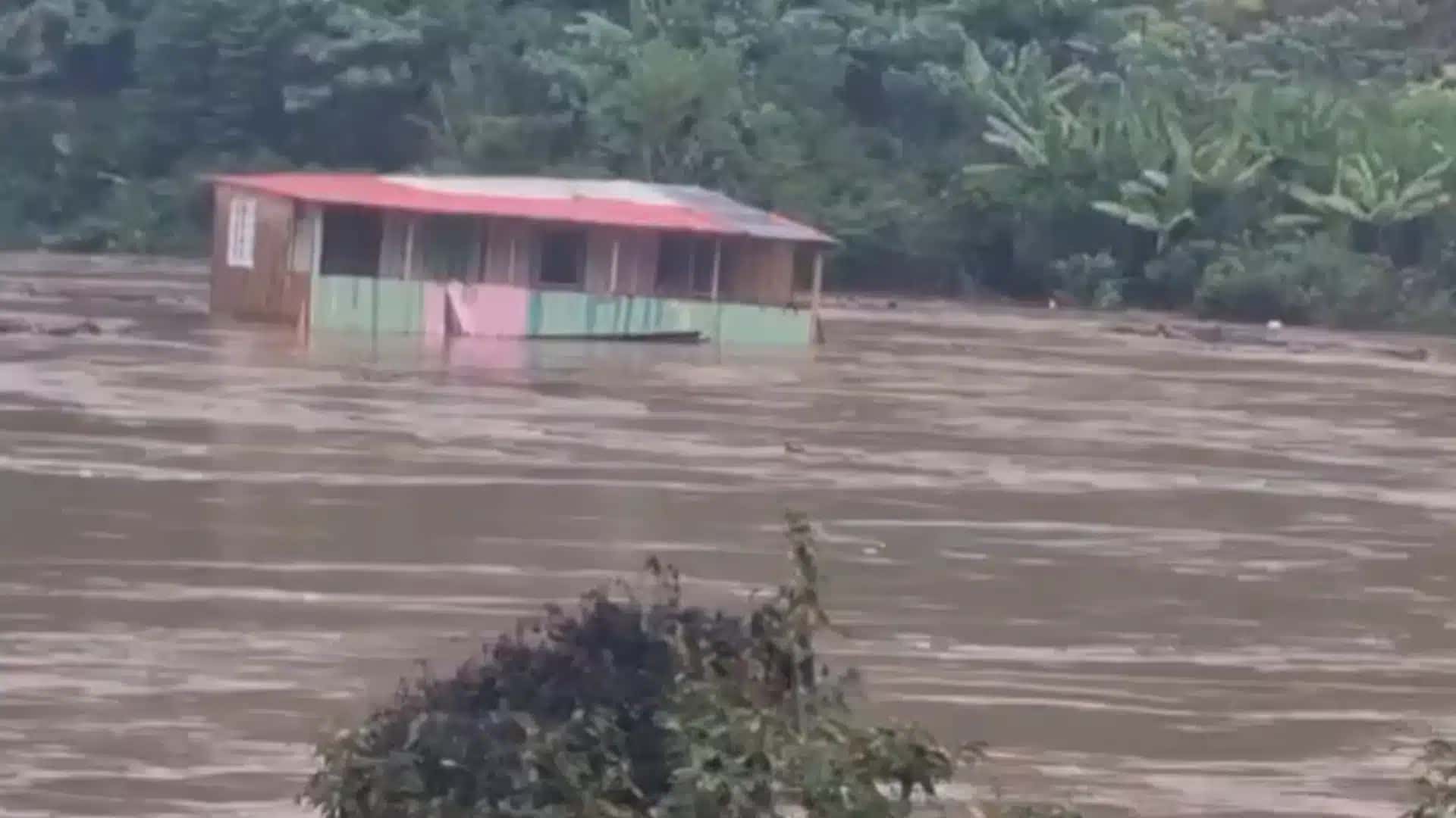 Vídeo mostra casa de fina de semana em sendo Linha Alcântara levada pelo Rio Taquari