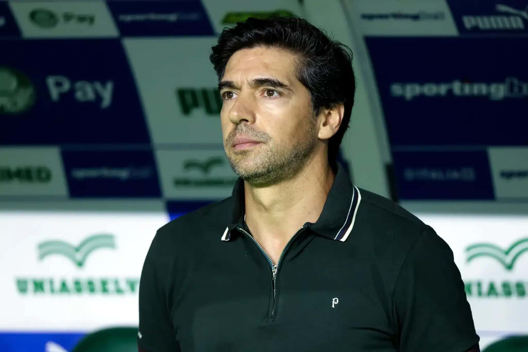 SÃO PAULO, BRASIL – 18 DE MARÇO: Abel Ferreira, técnico do Palmeiras, observa durante a partida do Campeonato Brasileiro Série A de 2026 entre Palmeiras e Botafogo no Allianz Parque, em São Paulo, Brasil, em 18 de março de 2026.