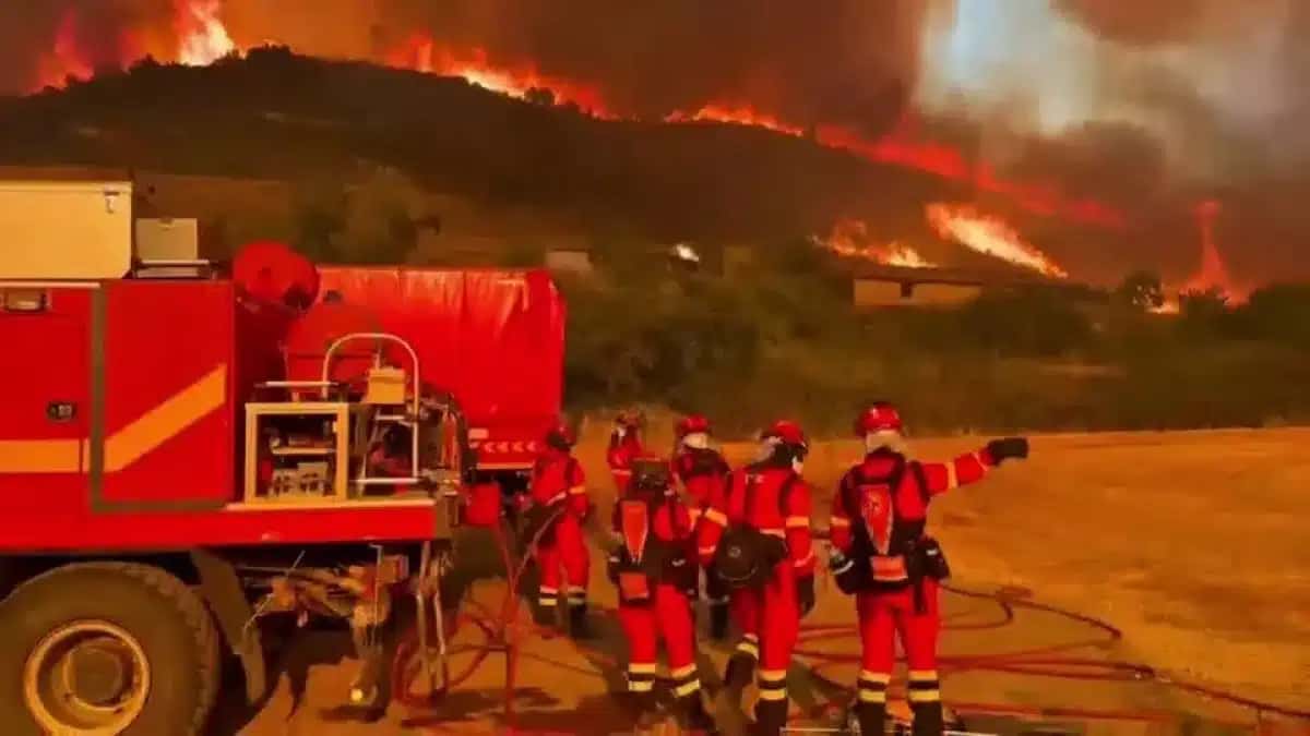 Bombeiros trabalham para combater as chamas no norte da Espanha