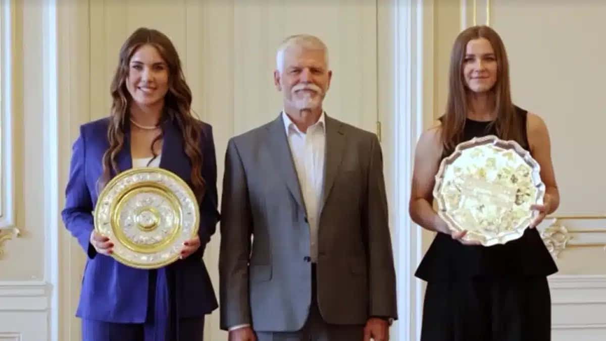As tchecas Linda Noskova e Karolina Muchova, ao lado do presidente da República Tcheca, Petr Pavel