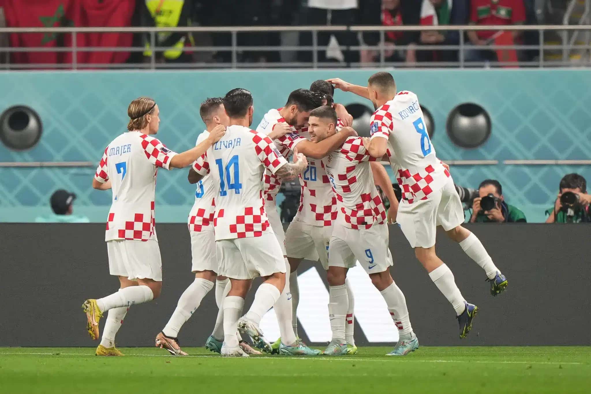 O jogador Josko Gvardiol (camisa 20), da Croácia, marca o gol de abertura na partida contra o Marrocos, válida pelo terceiro lugar da Copa do Mundo Fifa 2022, no Khalifa International Stadium, em Doha, neste sábado, 17 de dezembro de 2022
