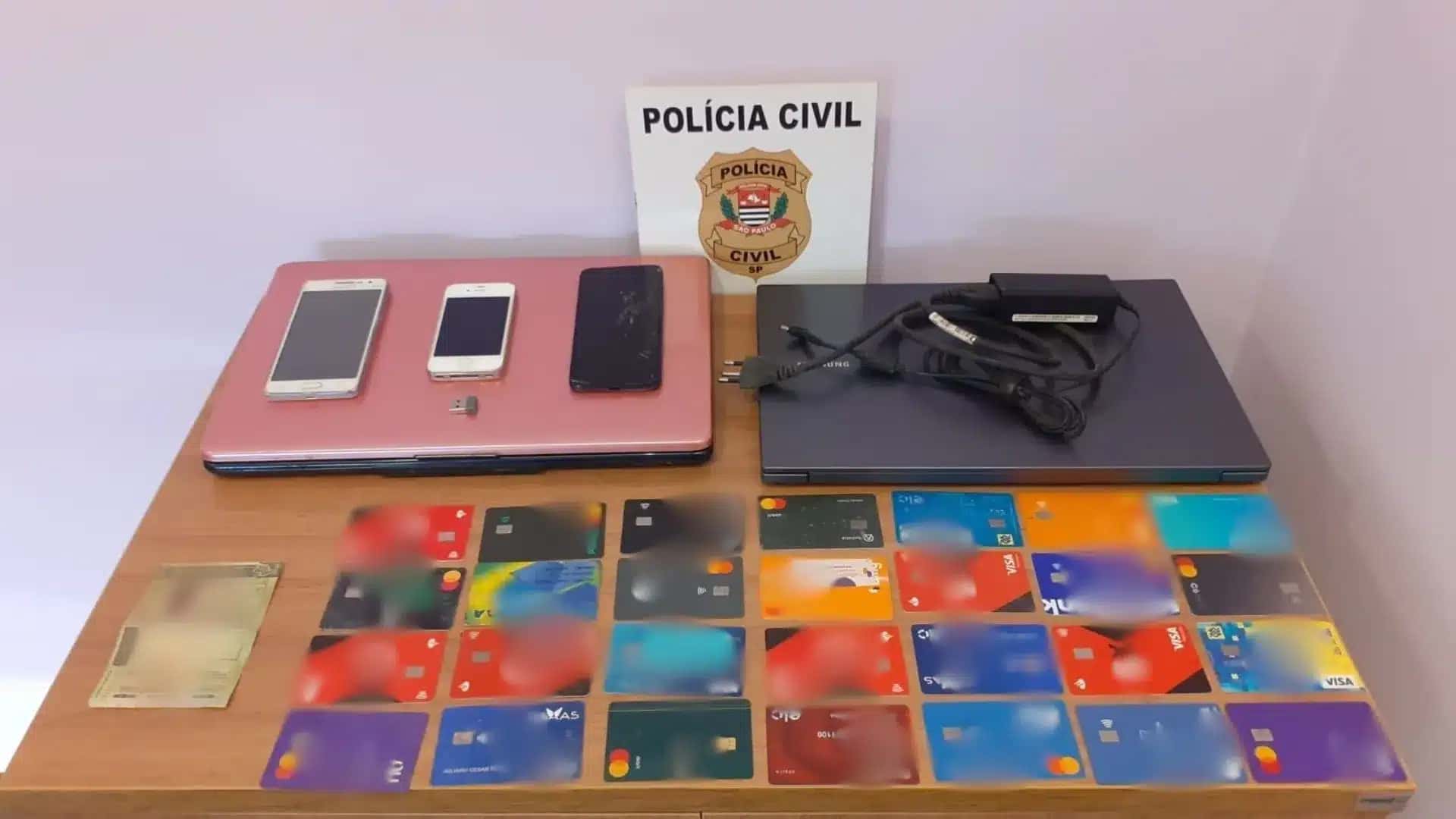 A Justiça também determinou o bloqueio de valores em contas bancárias ligadas ao grupo.