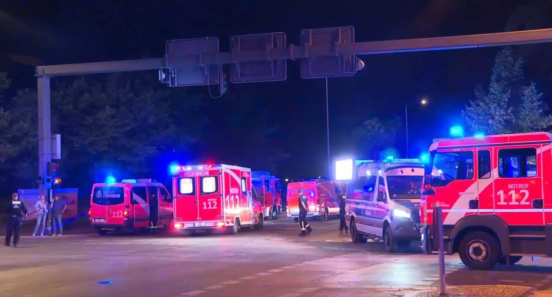 Um carro avançou contra uma multidão nas proximidades das celebrações da Parada do Orgulho LGBTQIA+ de Berlim na noite deste sábado (25), deixando várias pessoas feridas, informou a polícia da cidade.