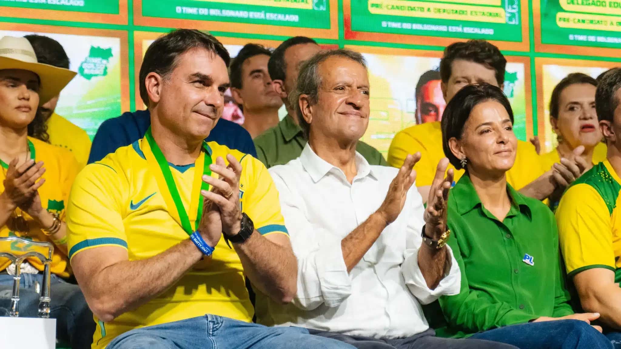 O senador e pré-candidato à Presidência, Flávio Bolsonaro (PL-RJ); o presidente nacional do PL, Valdemar Costa Neto; e a pré-candidata à vice-governadora de Goiás, Ana Paula Rezendo (PL-GO).
