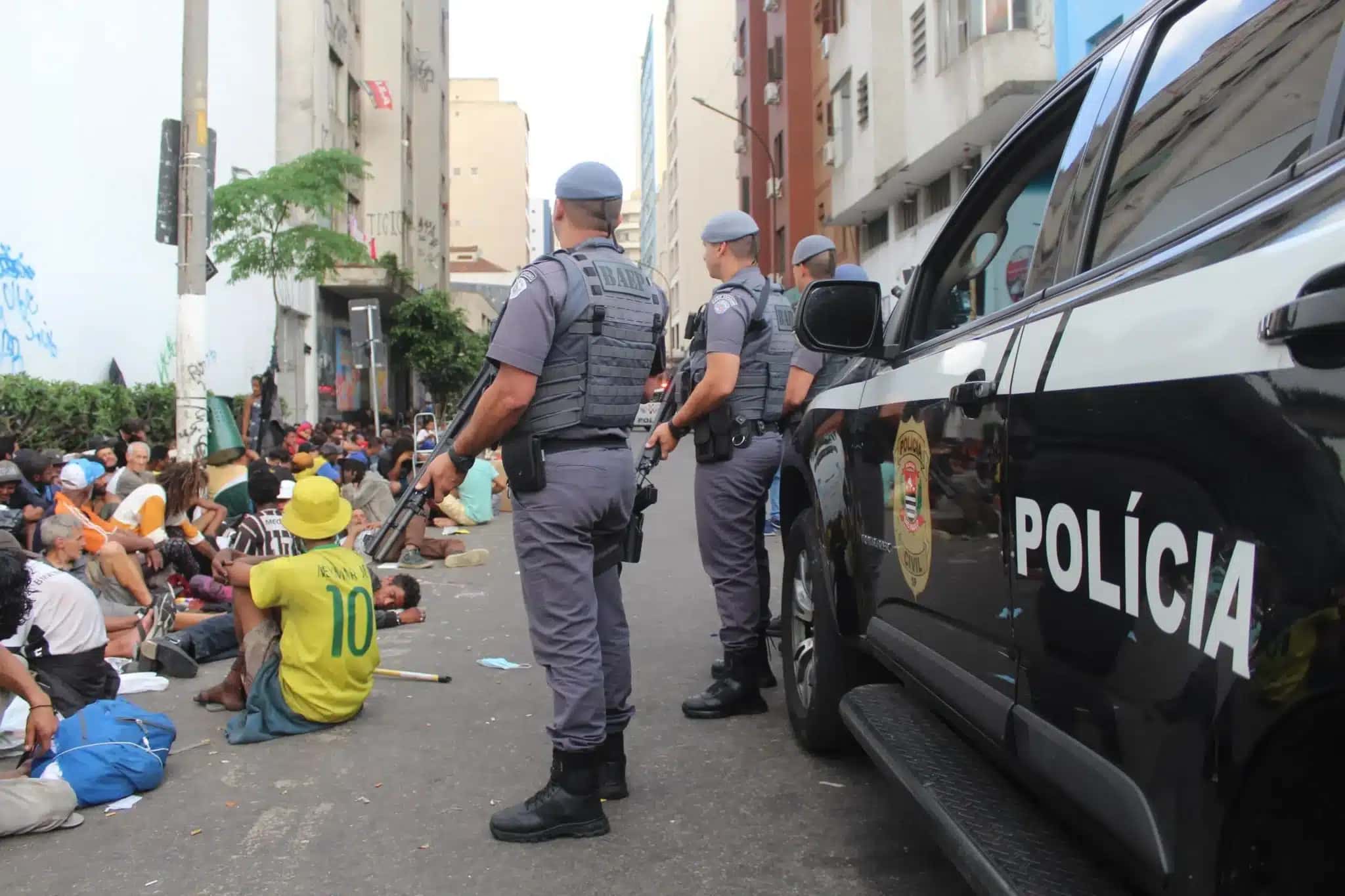 Polícia Militar faz operação na Cracolândia depois de agente ter sido baleado no local