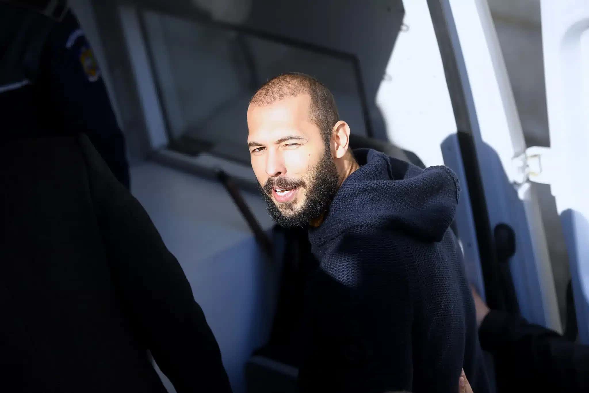 O ex-kickboxer Andrew Tate deixa o tribunal em Bucareste, Romênia, em 1º de fevereiro de 2023