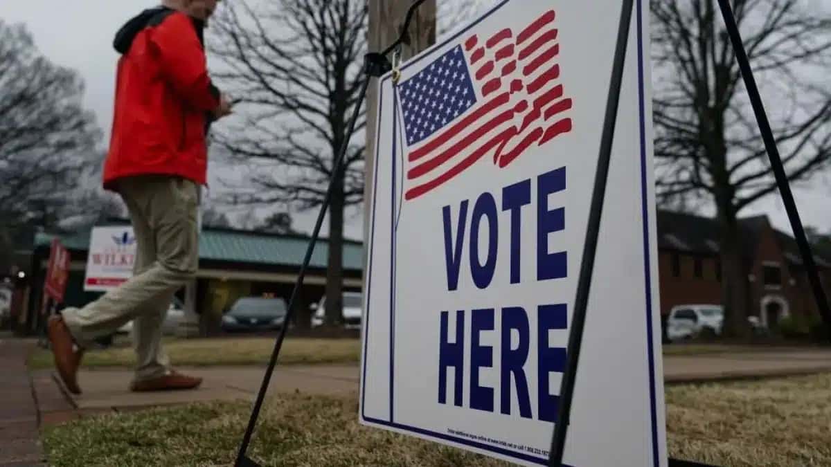 Eleitor entra em local de votação para votar nas primárias do estado em 5 de março de 2024 em Mountain Brook, Alabama