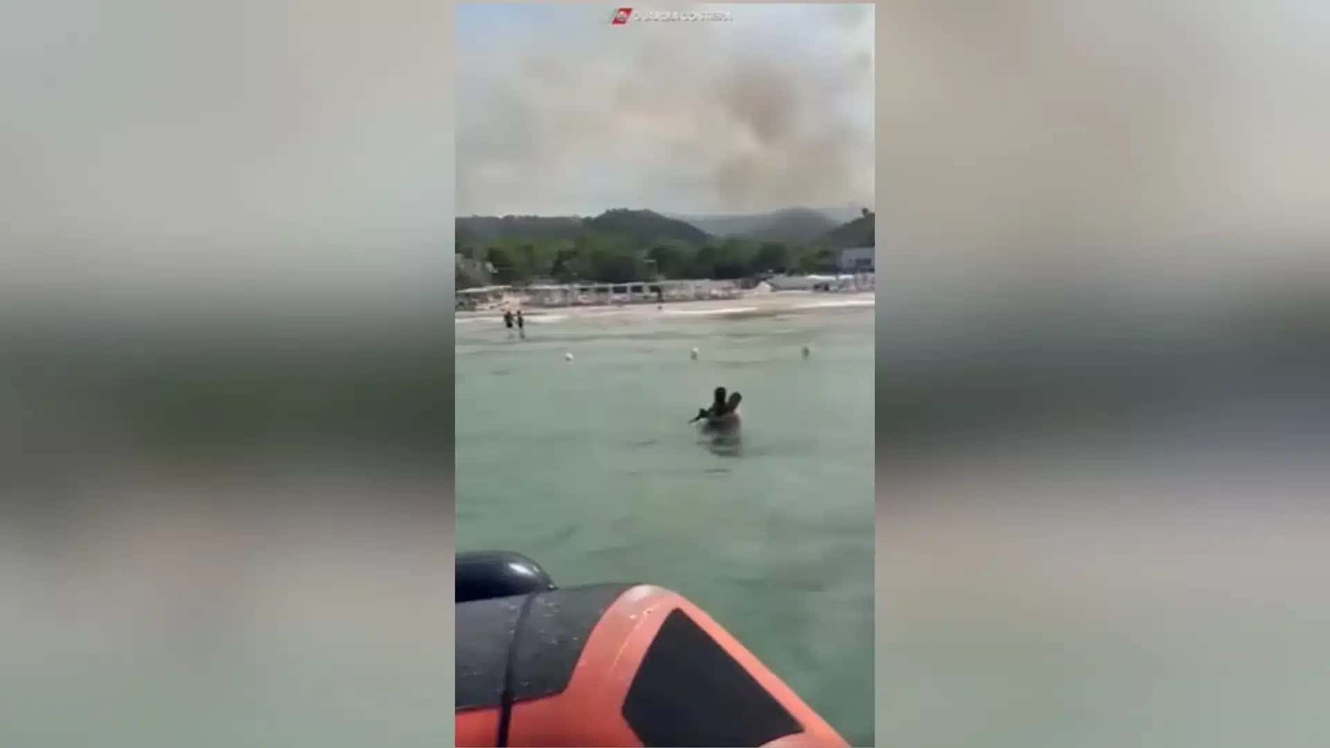 Guarda Costeira resgata turistas devido a incêndios na Itália