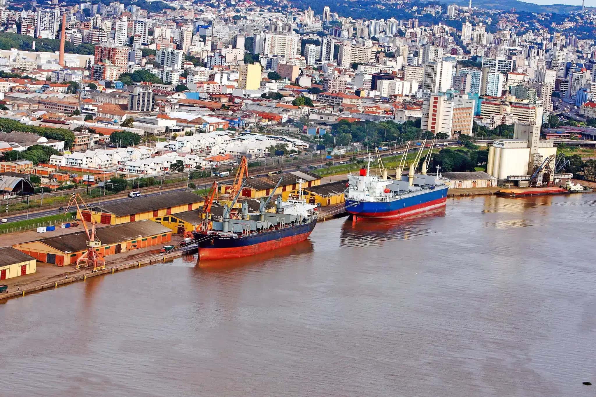 O porto de Porto Alegre é o maior porto fluvial do País, em extensão. Mantém oito quilômetros de cais acostável, dividido entre os cais Mauá, Navegantes e Marcílio Dias. Sua estrutura envolve 25 armazéns com 70 mil m², numa área total de 450 mil m². FOTO: Itamar Aguiar/Palácio Piratini