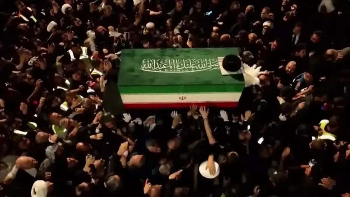 Autoridades do Iraque recebem corpo de Ali Khamenei em Najaf