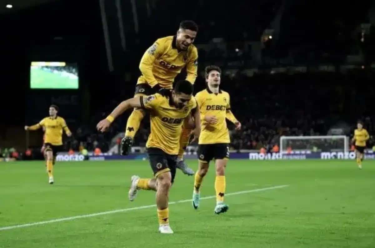 João Gomes, cria do Flamengo, comemora gol dos Wolves com André, ex-Fluminense