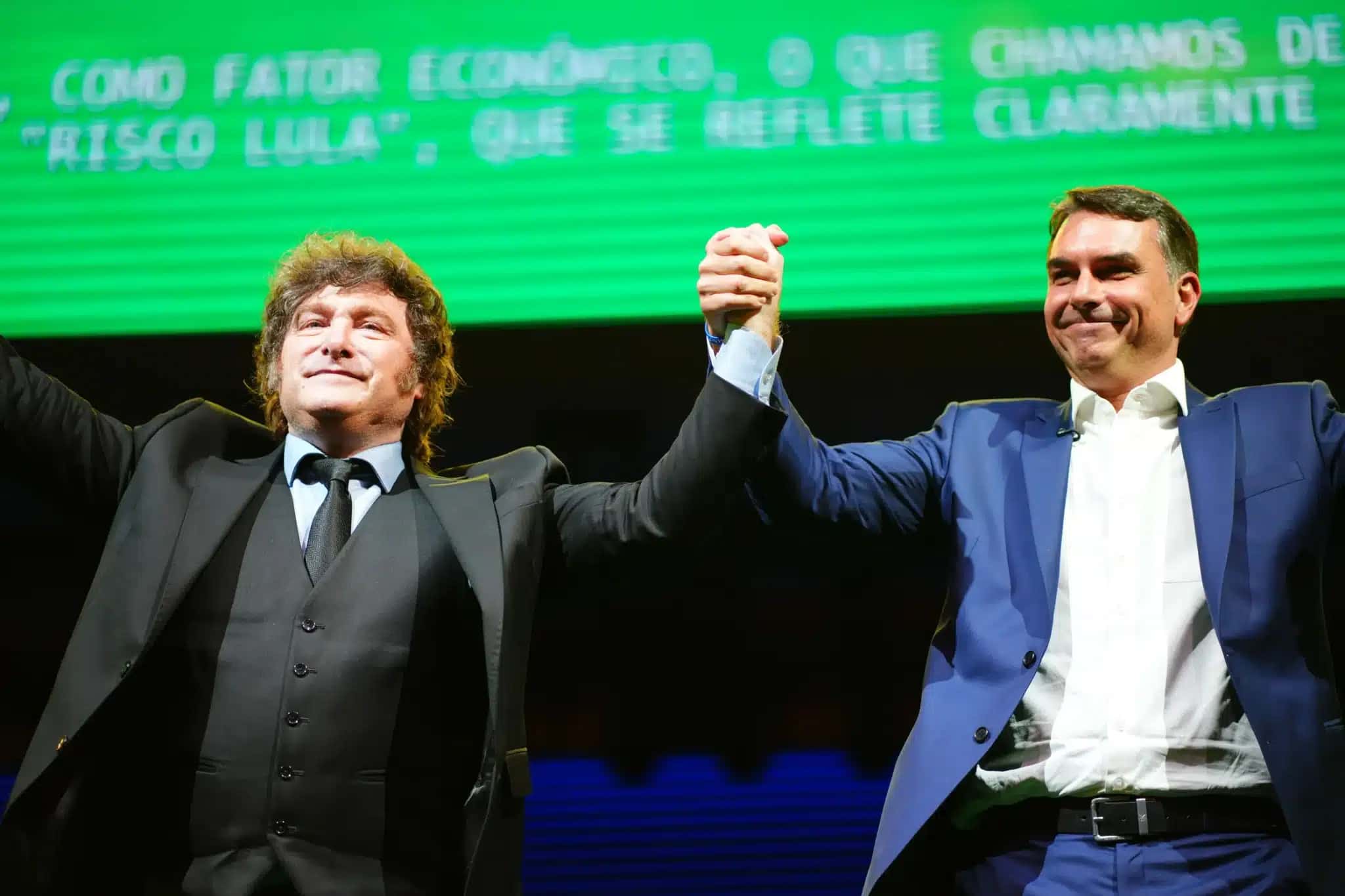 O senador e candidato à Presidência, Flávio Bolsonaro (PL-RJ), e o presidente da Argentina, Javier Milei