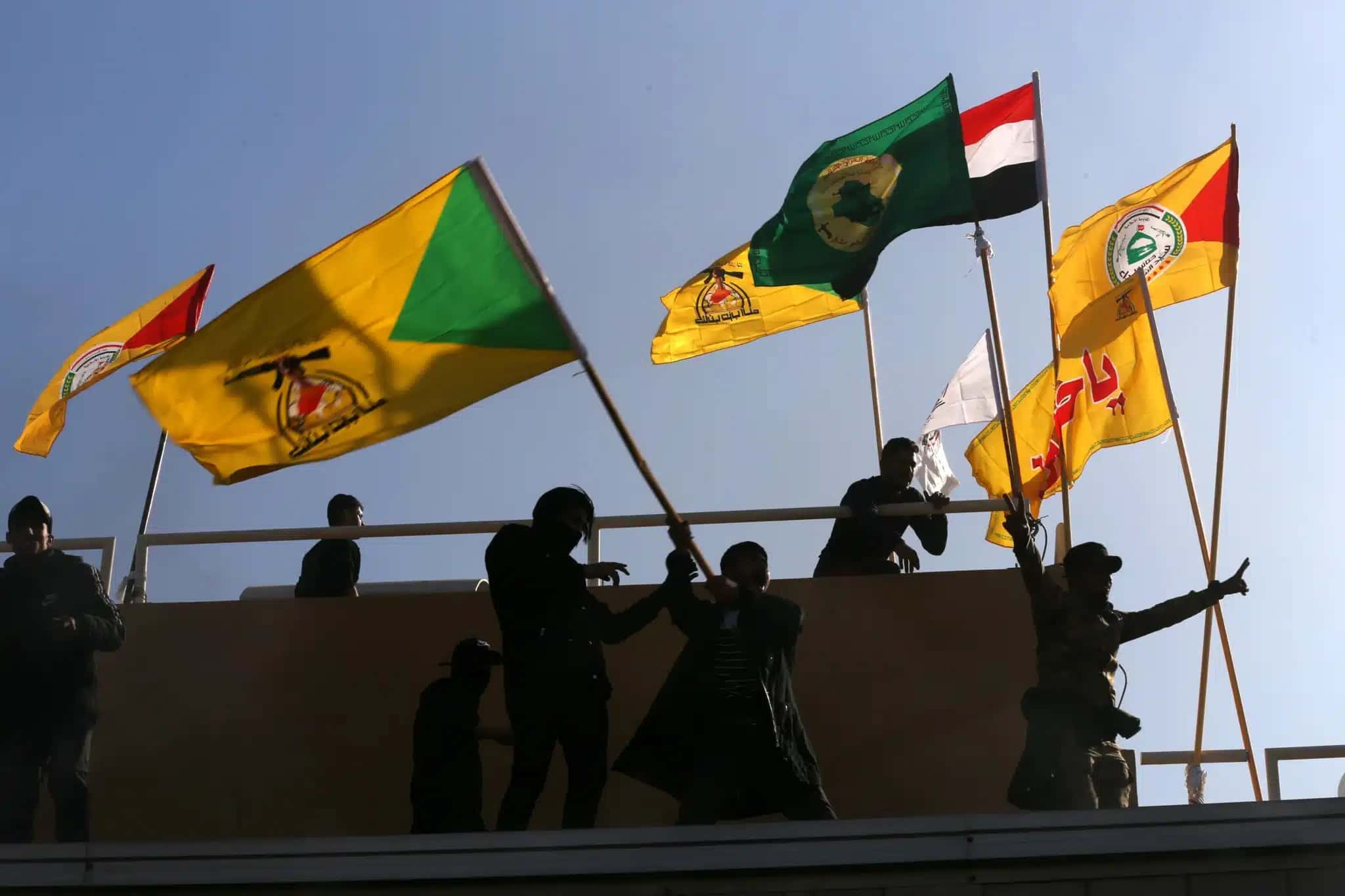 Manifestantes no Iraque na embaixada dos EUA em Bagdá, protestam contra os ataques de Washington contra grupos das Forças de Mobilização Popular, apoiados pelo Irã, em 2019