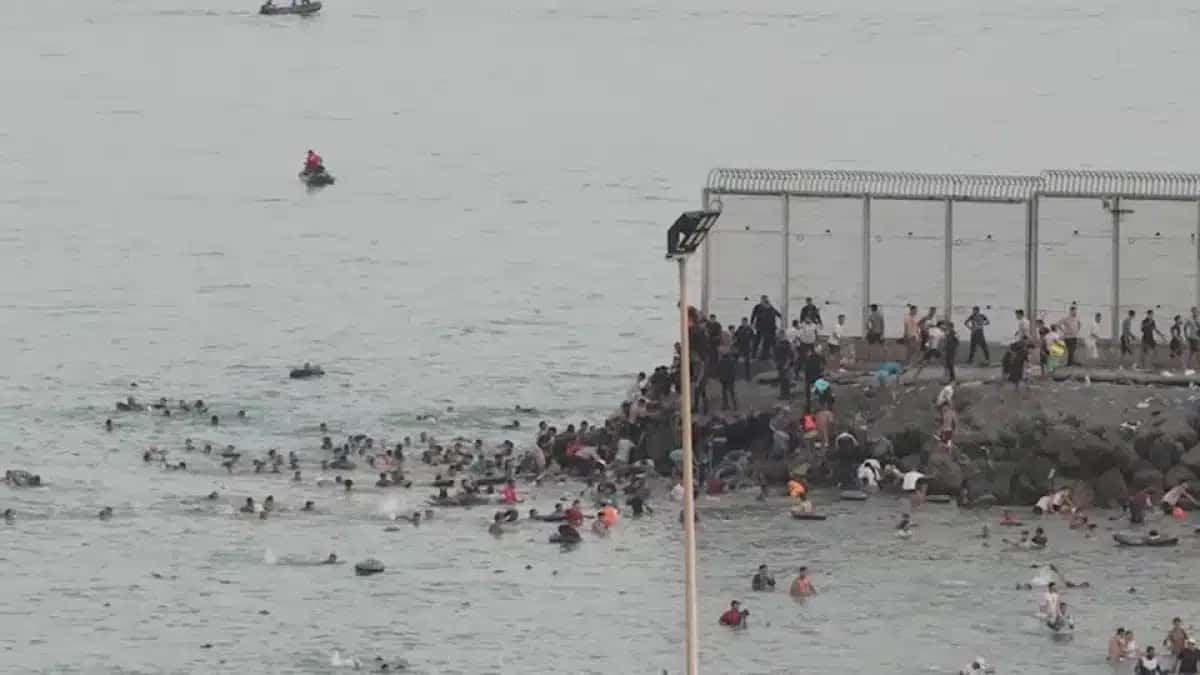 Multidões de migrantes entram em Ceuta enquanto a Espanha reforça a polícia de fronteira com o Marrocos