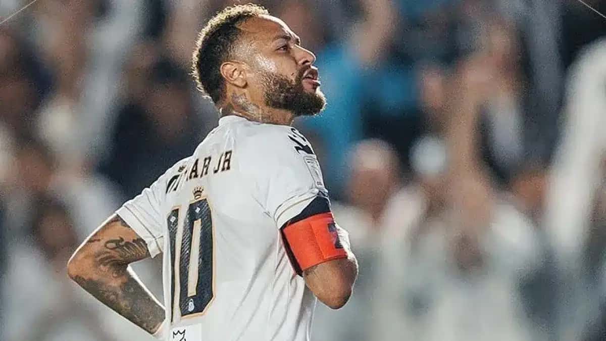 Neymar durante partida do Santos no Brasileirão contra a Chapecoense