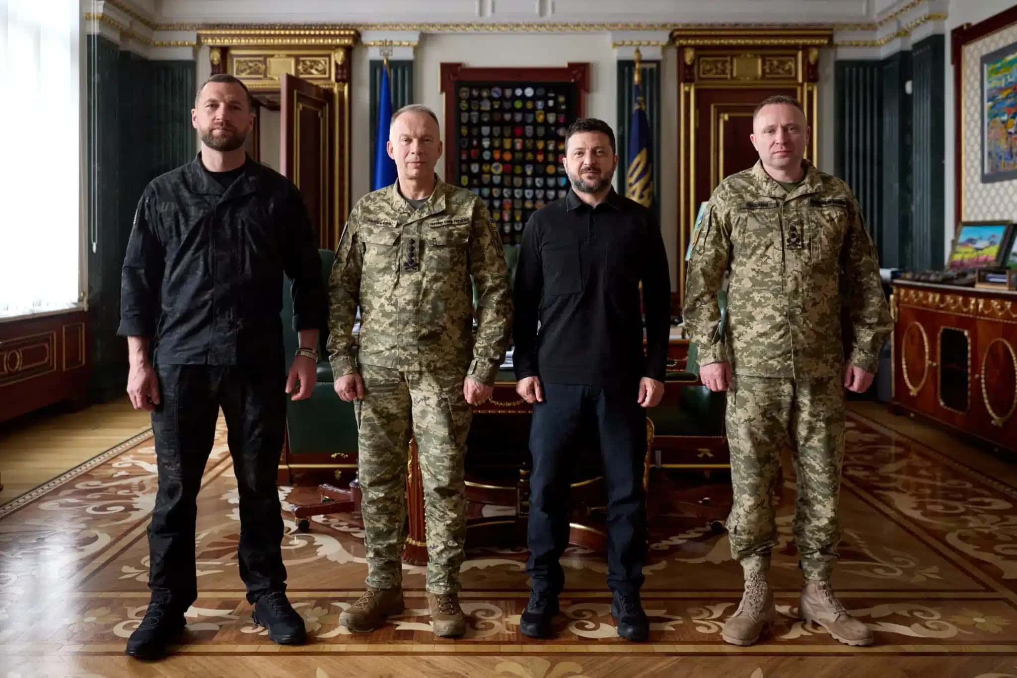 Presidente da Ucrânia, Volodymyr Zelenskiy, o recém-nomeado comandante-chefe das Forças Armadas ucranianas, o major-general Mykhailo Drapatyi, seu antecessor, o general Oleksandr Syrskyi, e o ministro da Defesa interino, Yevhenii Khmara, posam para foto em Kiev, Ucrânia, 22 de julho de 2026.