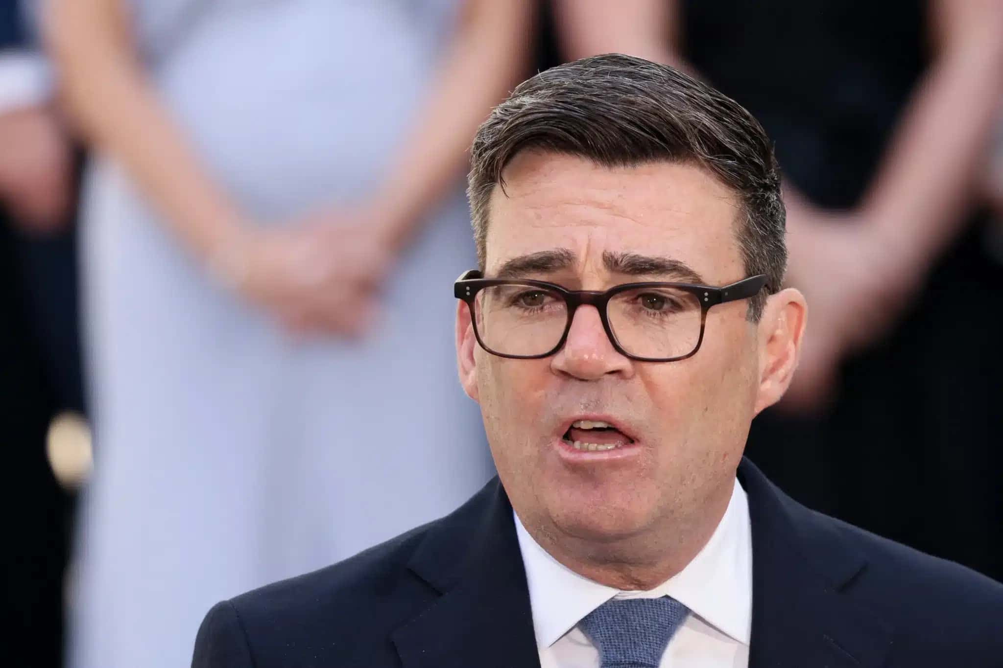 Novo primeiro-ministro do Reino Unido, Andy Burnham, discursa em frente à residência do premiê britânico em Londres em 20 de julho de 2026