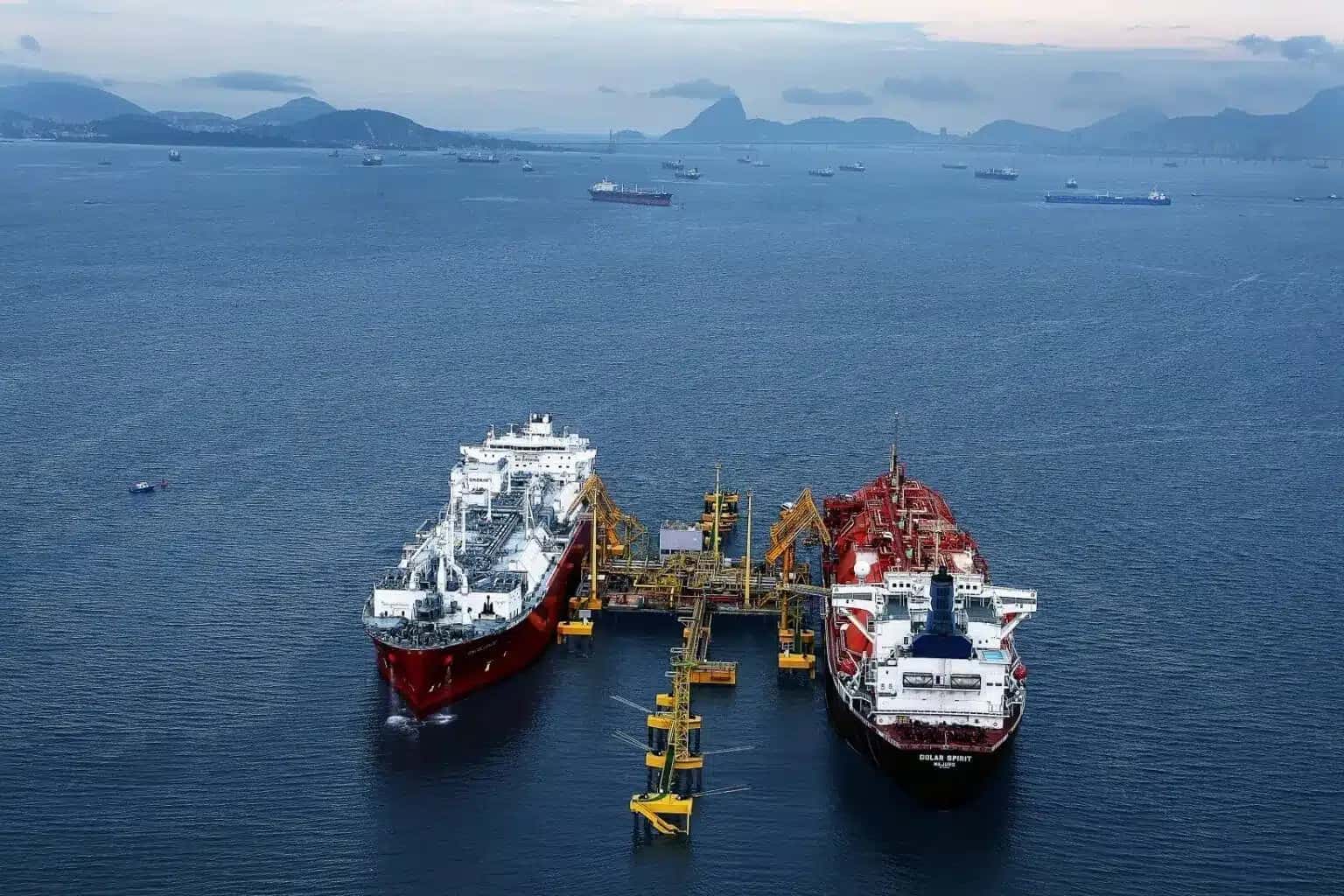 Navios atracados no Terminal de GNL na Baía de Guanabara