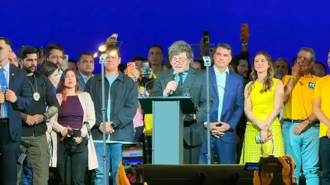 Presidente argentino discursou durante convenção nacional do PL, que lançou Flávio ao Planalto