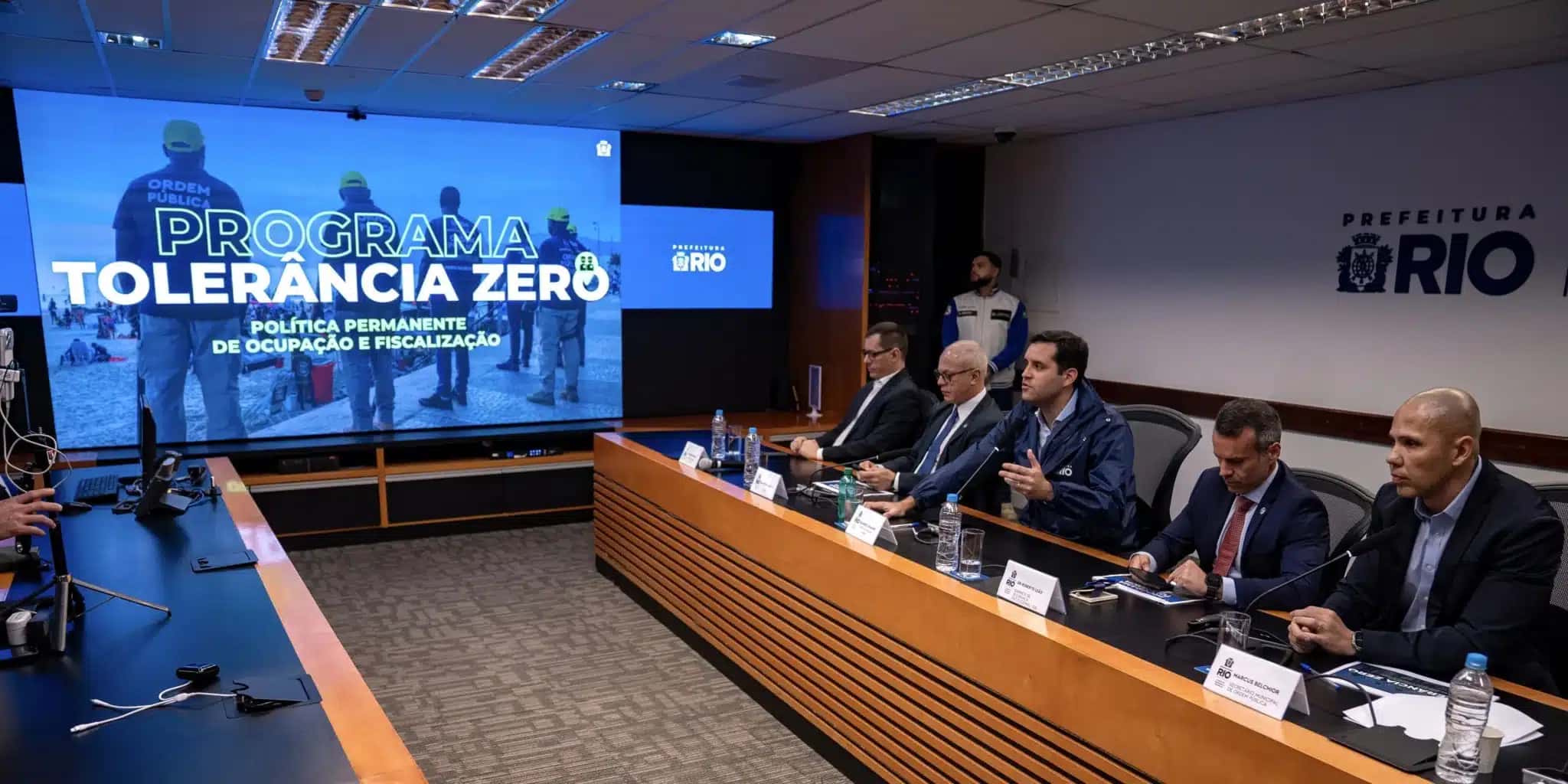 Prefeito Eduardo Cavaliere apresenta o Programa Tolerância Zero, ao lado de representantes de órgãos municipais e estaduais, incluindo o secretário de Segurança Pública, Victor Santos.