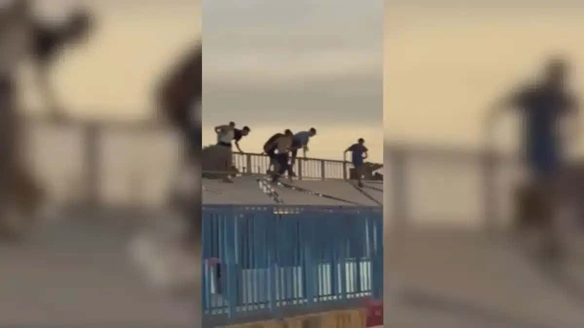 Vídeo gravado por uma testemunha ocular mostra pessoas correndo perto do complexo de fronteira e subindo em prédios na passagem de Beni Ansar, no Marrocos, para a Espanha