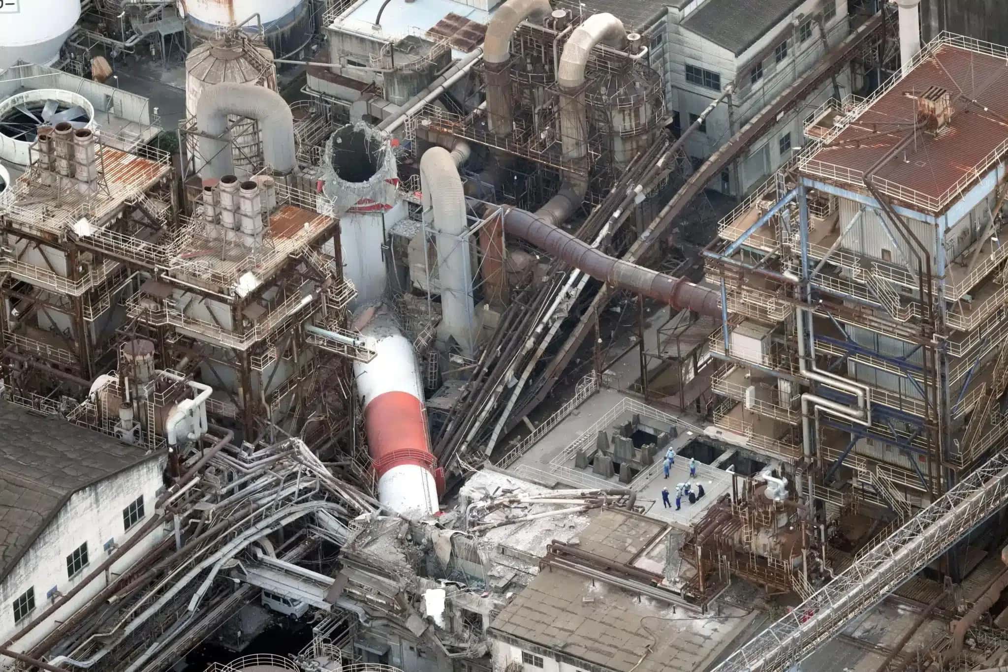 Vista aérea mostra uma chaminé que desabou na fábrica da Nippon Paper Industries em Yatsushiro, após um terremoto preliminar de magnitude 7,1 que atingiu o sul do Japão