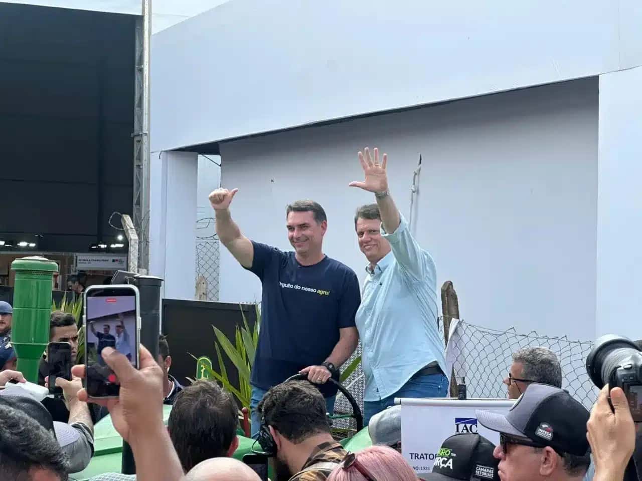 O senador e pré-candidato à Presidência da República, Flávio Bolsonaro (PL), e o governador de São Paulo, Tarcísio de Freitas (Republicanos), durante a 31ª Agrishow, em Ribeirão Preto (SP)