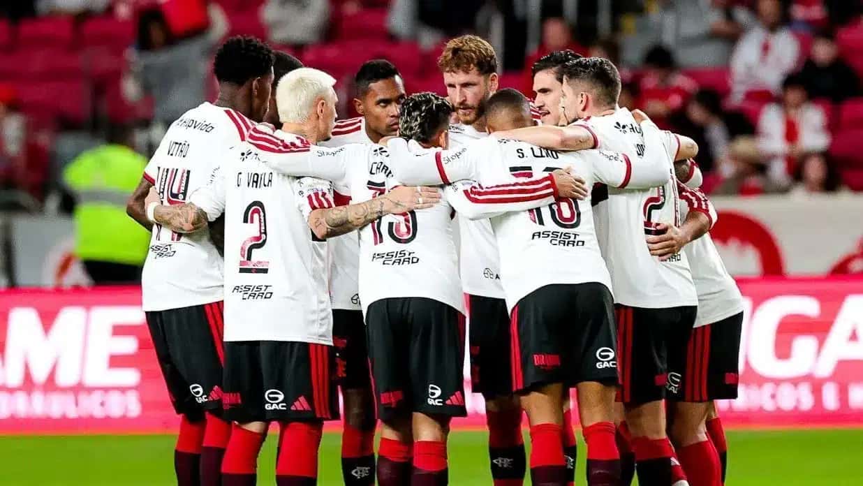 Time do Flamengo reunido em jogo contra o Internacional