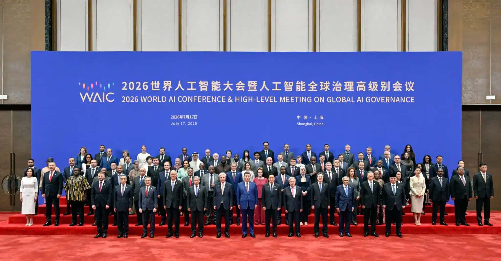 presidente chinês Xi Jinping com chefes de Estado e de governo estrangeiros, líderes de organizações internacionais e chefes de delegações que participam da Conferência Mundial de IA de 2026 e da Reunião de Alto Nível sobre Governança Global de IA em Xangai. em 17 de julho de 2026.